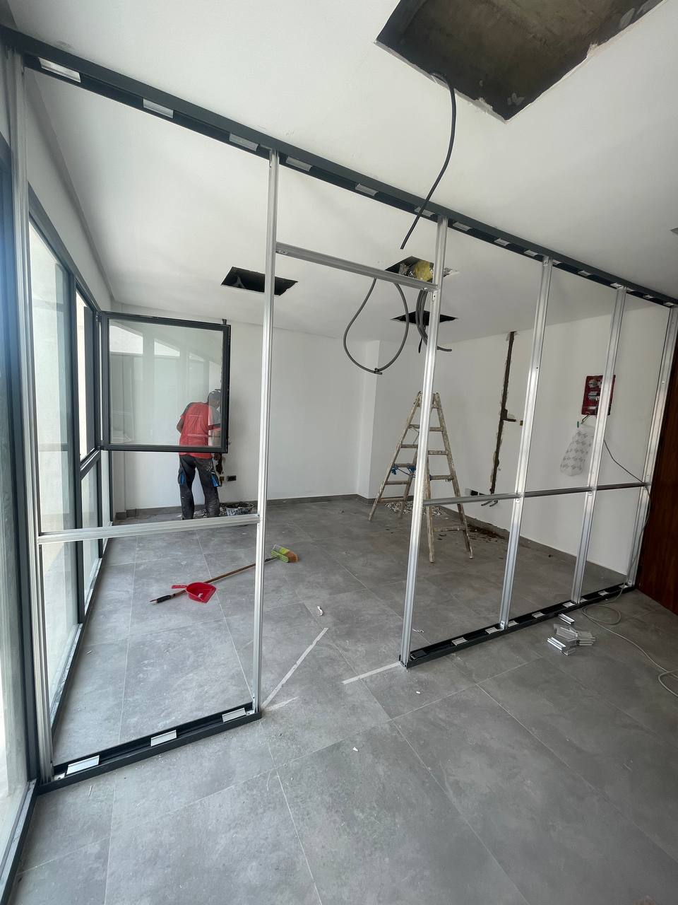 Cloison aluminium & bureau - réalisation LEGEND OF WORK Casablanca