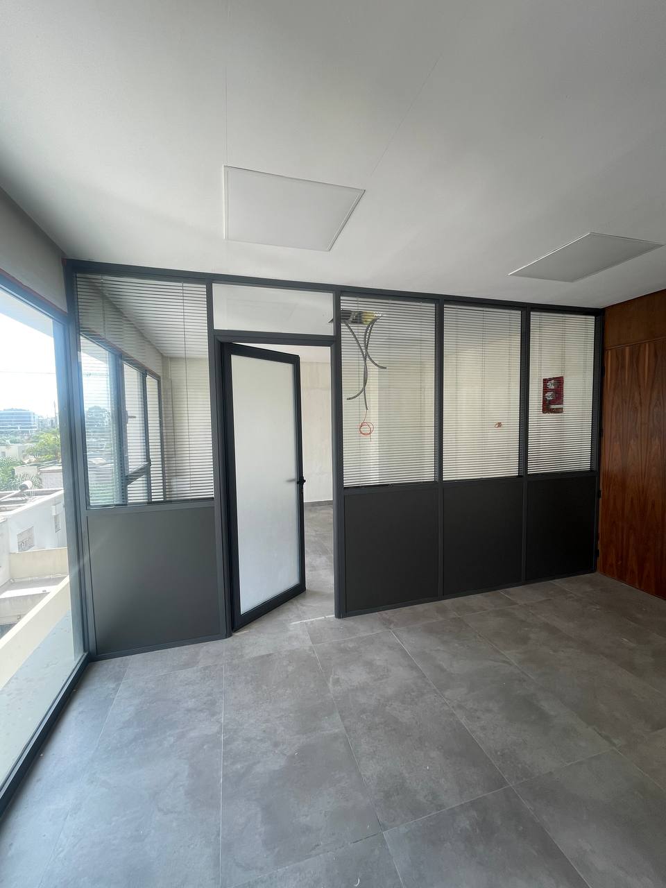 Cloison aluminium & bureau - réalisation LEGEND OF WORK Casablanca