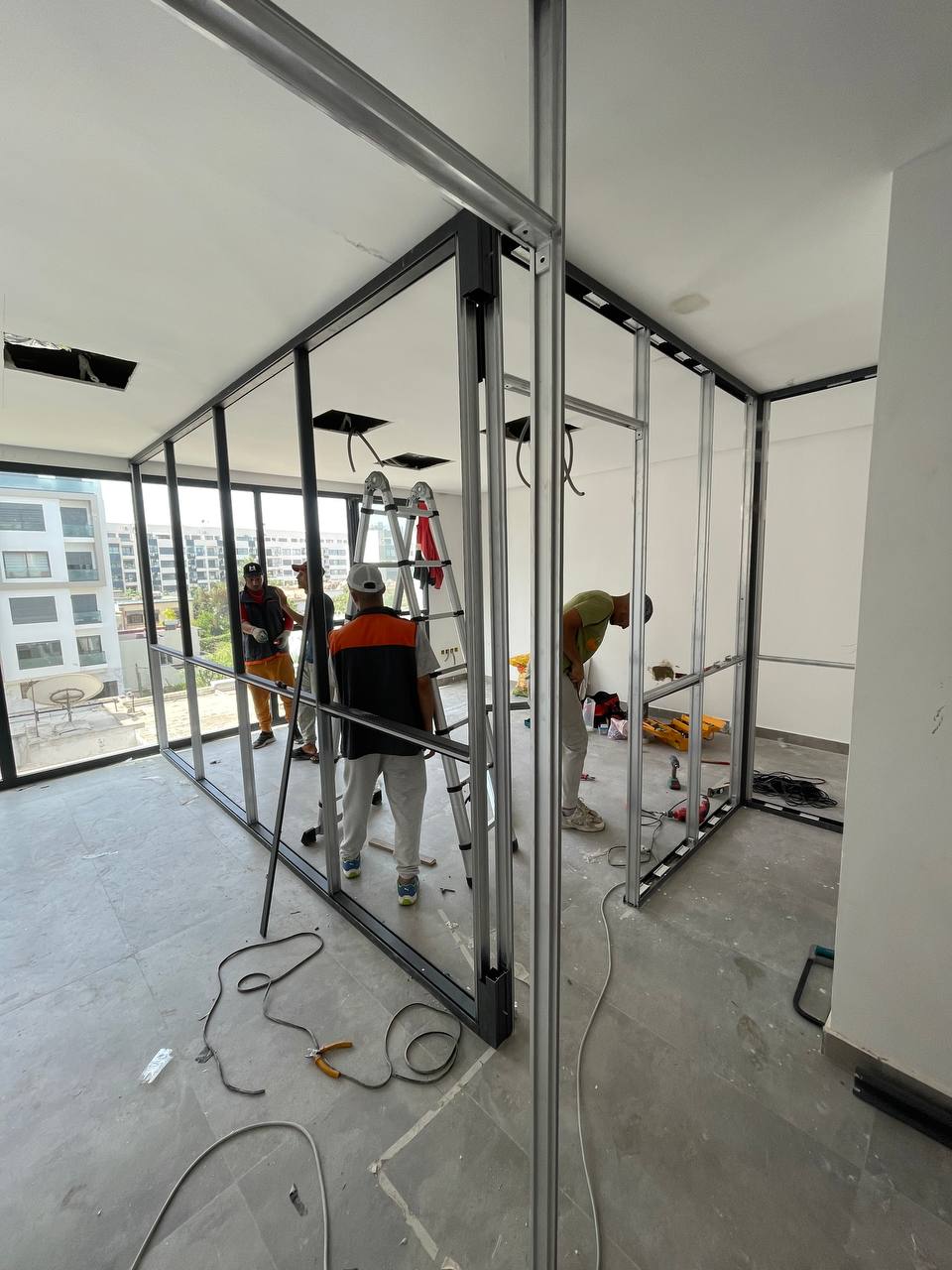 Cloison aluminium & bureau - réalisation LEGEND OF WORK Casablanca