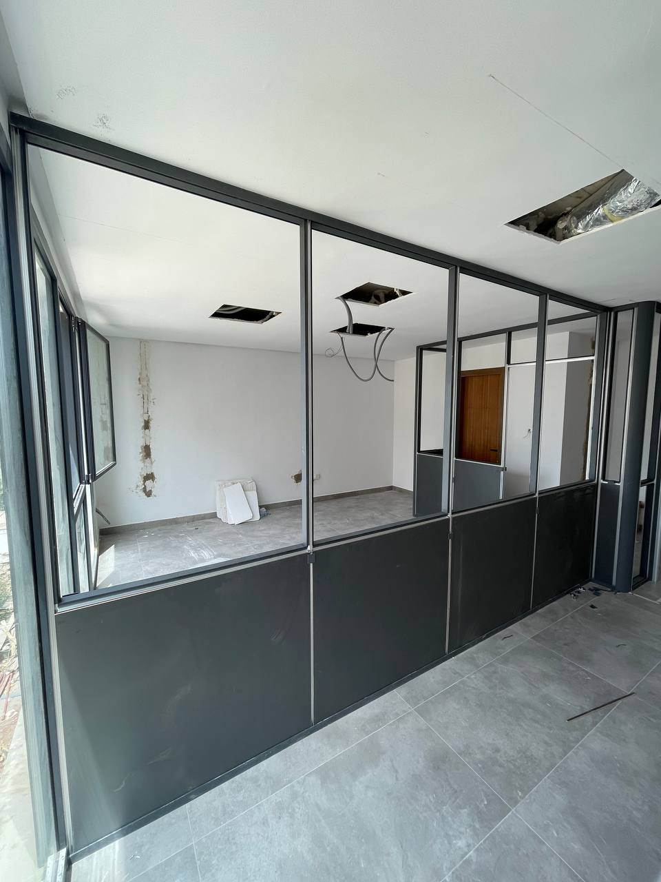 Cloison aluminium & bureau - réalisation LEGEND OF WORK Casablanca