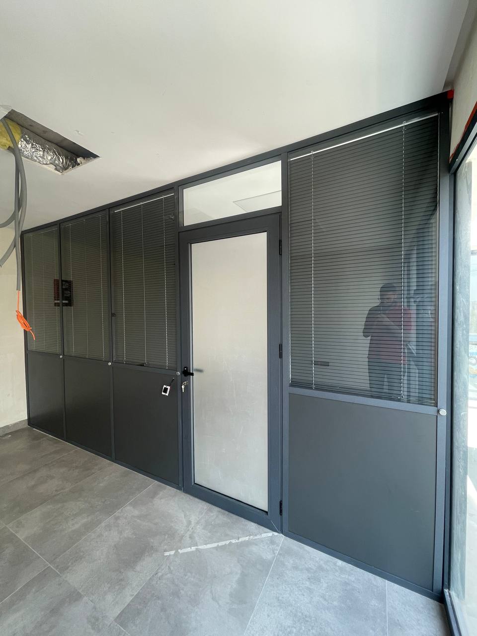 Cloison aluminium & bureau - réalisation LEGEND OF WORK Casablanca