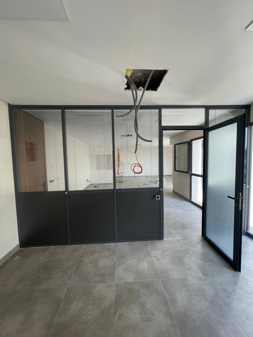 Cloison aluminium & bureau - réalisation LEGEND OF WORK Casablanca