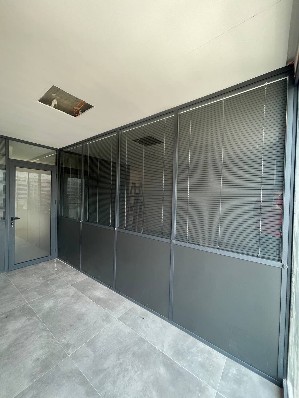 Cloison aluminium & bureau - réalisation LEGEND OF WORK Casablanca