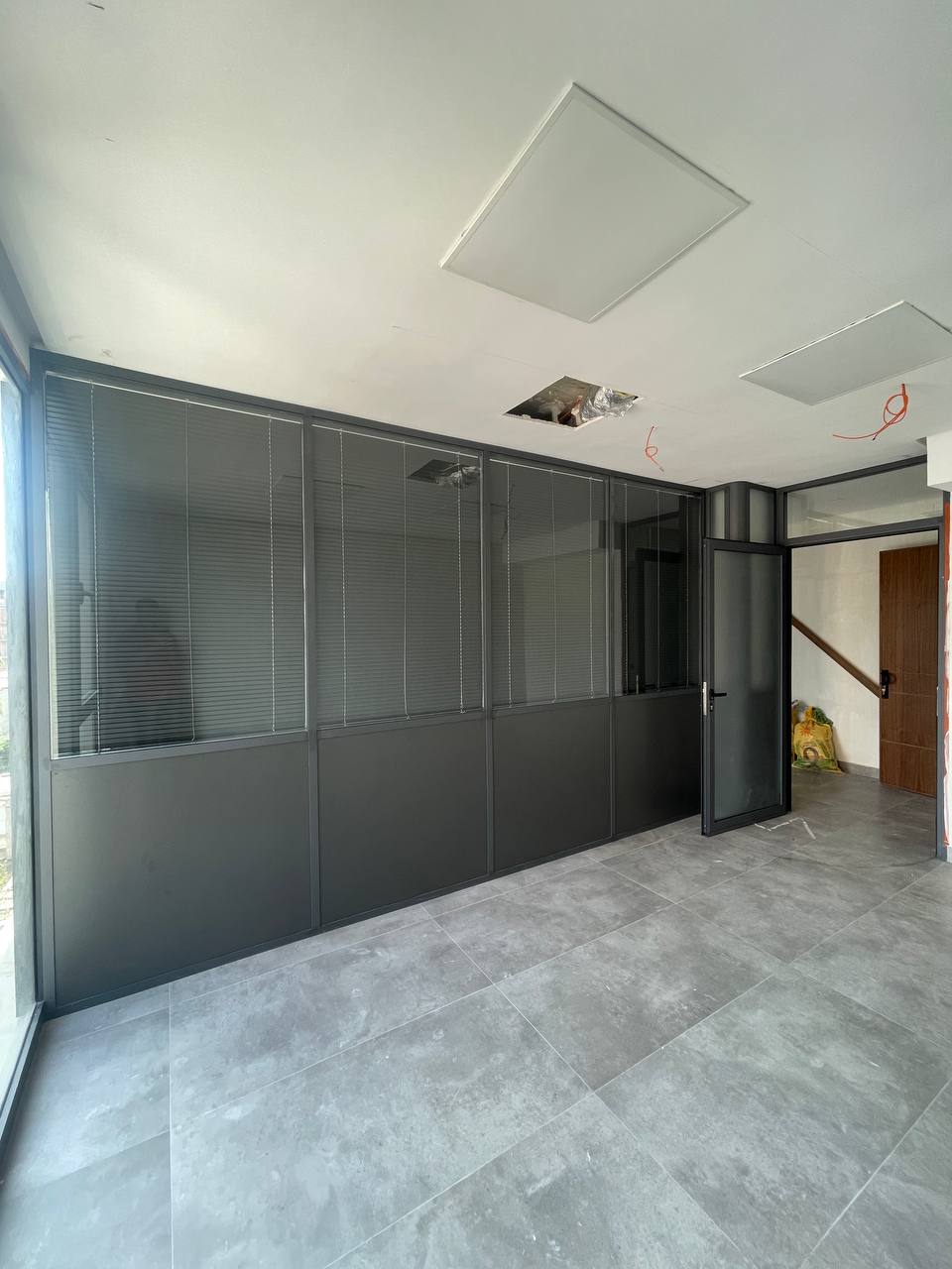 Cloison aluminium & bureau - réalisation LEGEND OF WORK Casablanca